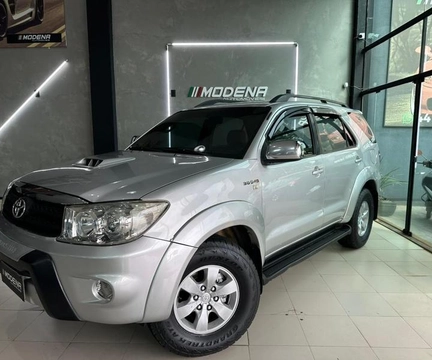 Toyota Hilux SW4 2010 Prata — foto 1 de 3