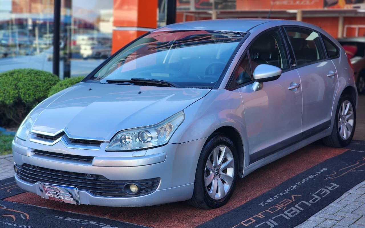 Citroën C4 Excl./Excl. Solar. 2.0 Flex 16V Mec. na cor Prata em Curitiba / PR - 1677197