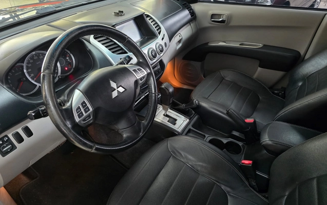 imagem-https://www.socarrao.com.br/sc-vehicle-images-prod/1704386/1779555528355-OB4q1TrBNE10X4izAZEiIH6XkAweAdKp.jpg