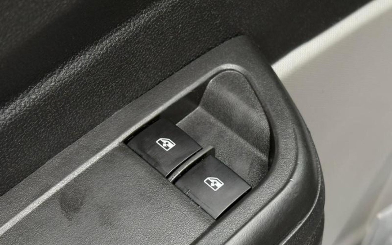 imagem-https://www.socarrao.com.br/sc-vehicle-images-prod/1726030/1779720970064-Nzk4OTM4NV8wX0JfZTE0ZmEzZDEwNS5qcGVn.jpeg