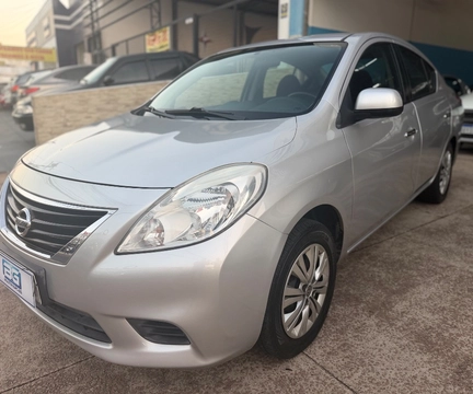 Nissan VERSA 2013 Prata — foto 1 de 3