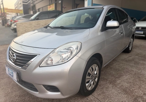 Nissan VERSA 2013 Prata — foto 1 de 3