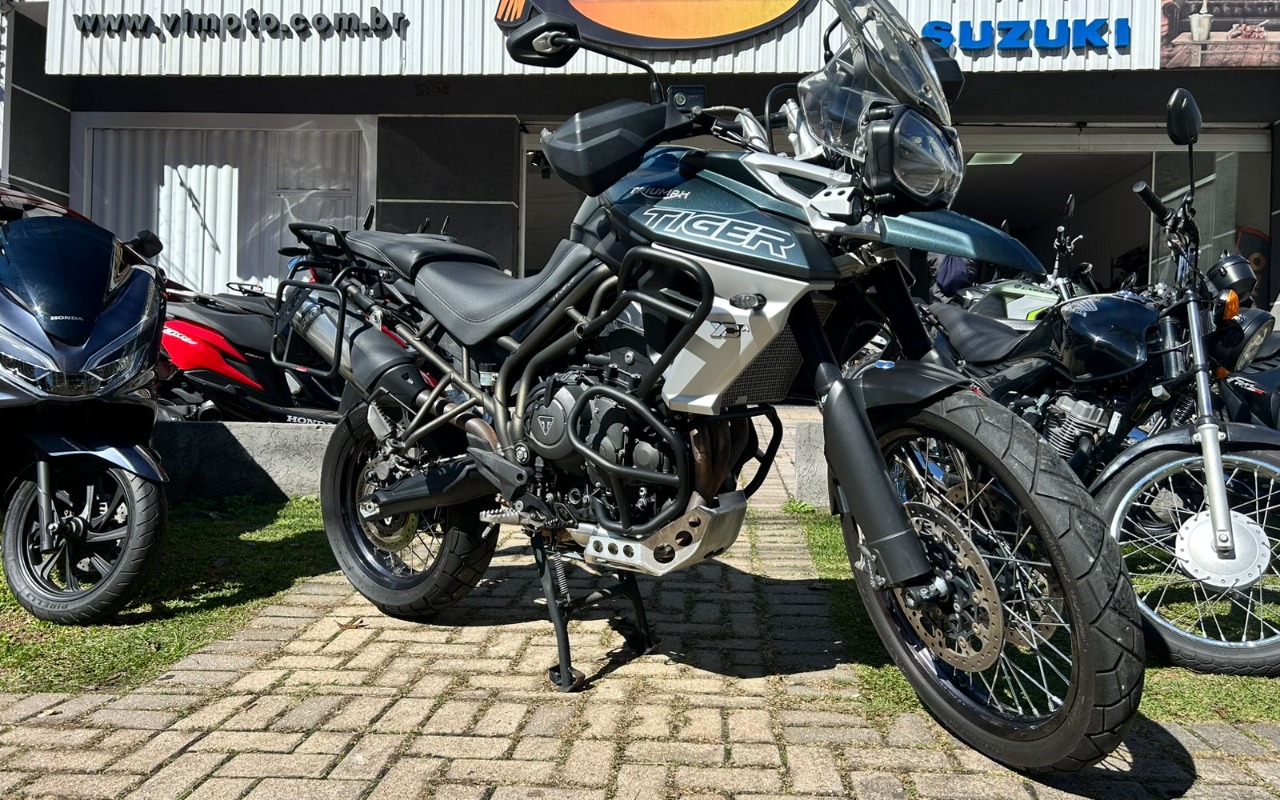 TRIUMPH TIGER 800 XCA  na cor Verde em Curitiba / PR - 1826746