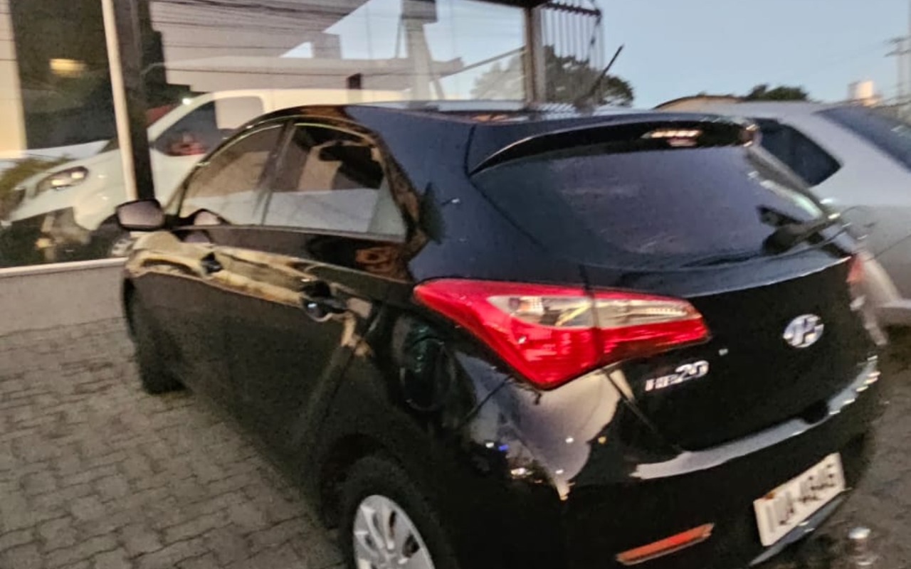 imagem-https://www.socarrao.com.br/sc-vehicle-images-prod/1860336/1780088408957-MmIxNDYzMmEtOGY1Yi00NGNhLThmMDItOWYwMThhNDk1NTAzLmpwZw.jpg