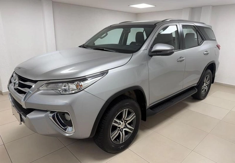 Toyota Hilux SW4 2018 Prata — foto 1 de 3