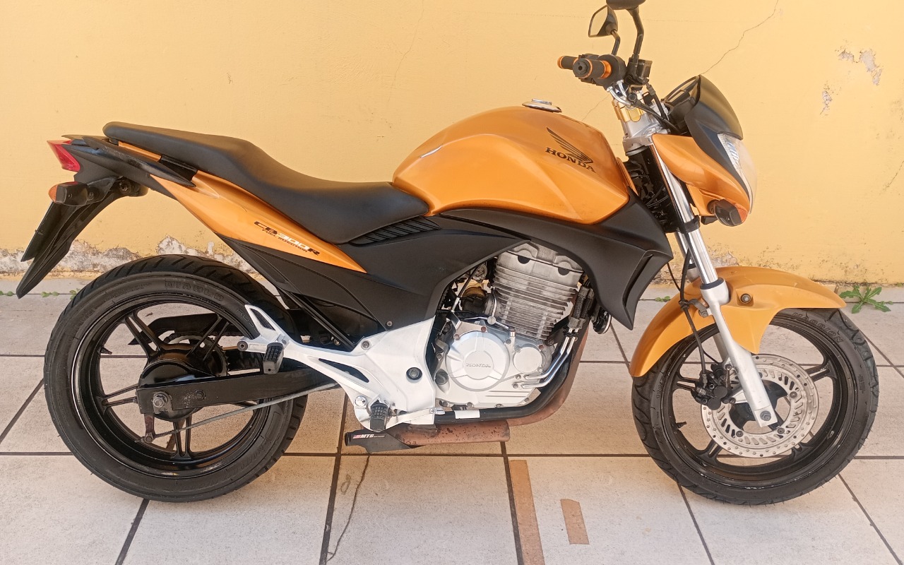Honda CB 300R/ 300R FLEX  na cor Amarelo em Piraquara / PR - 1933021