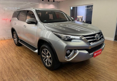 Toyota Hilux SW4 2016 Prata — foto 1 de 3