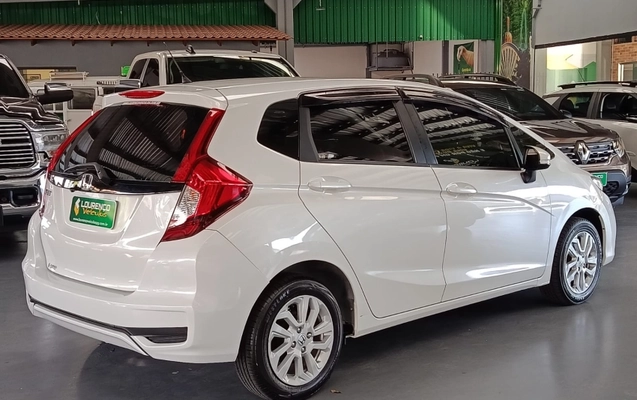 imagem-https://www.socarrao.com.br/sc-vehicle-images-prod/1949180/1788285865836-Z5siqfLFTX4xI8cWGZUVppMayoLlEAZz.jpg