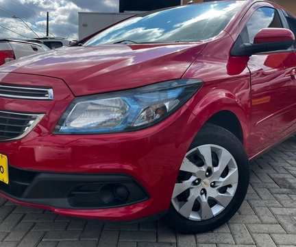 Chevrolet Onix 2014 Vermelho — foto 1 de 3