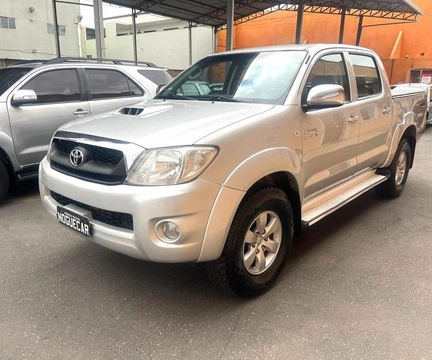 Toyota Hilux 2011 Prata — foto 1 de 3