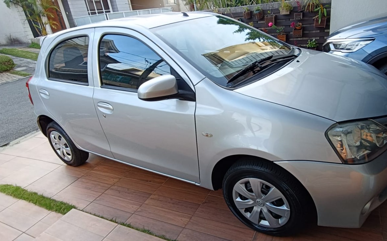 Toyota Etios 2016 Prata — foto 1 de 3