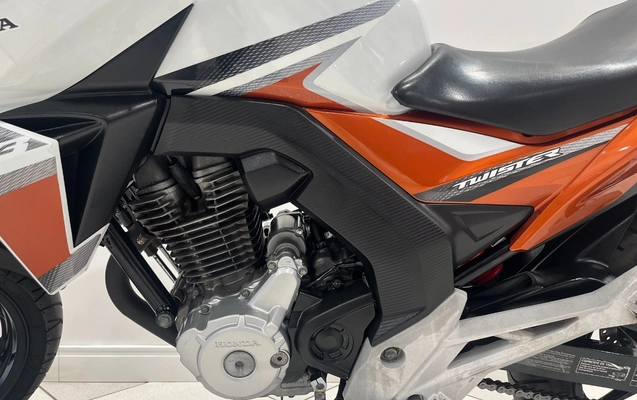 imagem-https://www.socarrao.com.br/sc-vehicle-images-prod/20519/1780073450105-SU1HXzcyMTkuanBlZw.jpeg