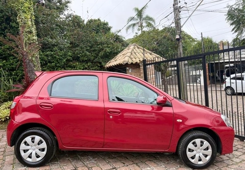 Toyota Etios 2015 Vermelho — foto 1 de 3