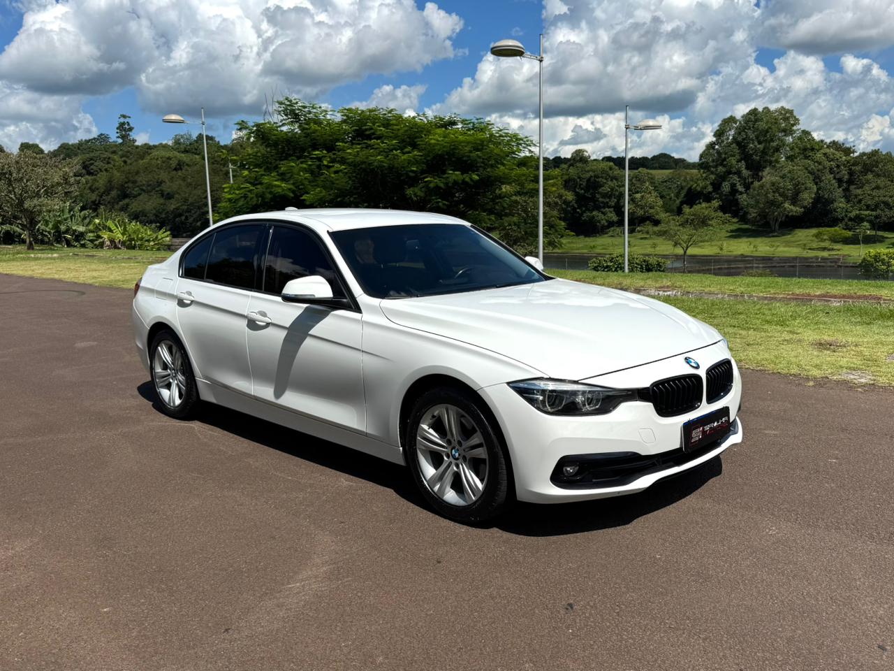BMW 320i 2018 Branco — foto 1 de 3