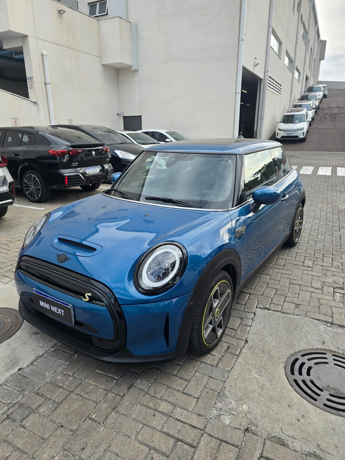 MINI COOPER Country. SE ALL4 Top (Elétrico) na cor Azul em Curitiba / PR - 20717