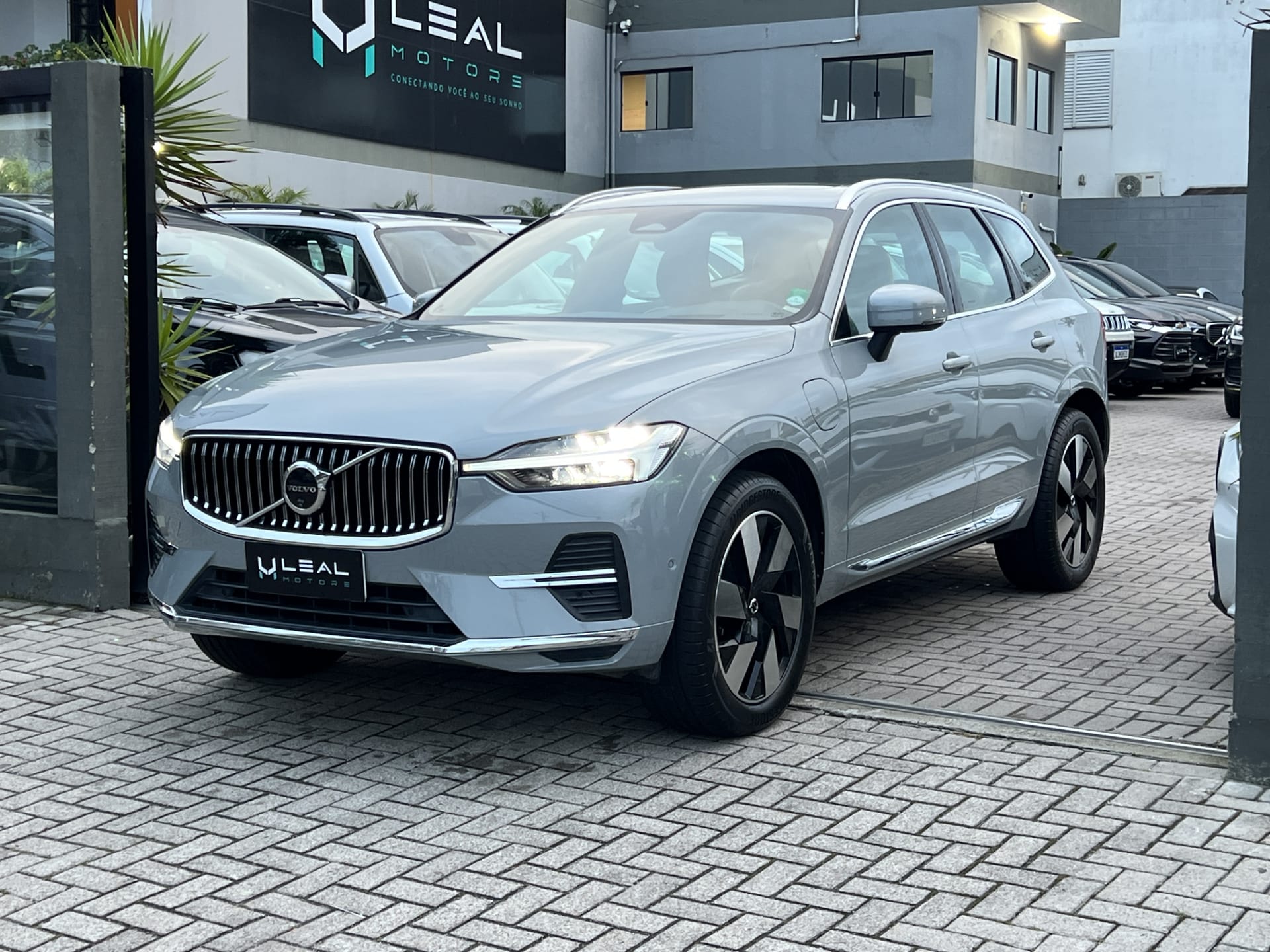 Volvo XC60 T-8 Ultimate 2.0 AWD (Híbrido) na cor Cinza em São José / SC - 20986