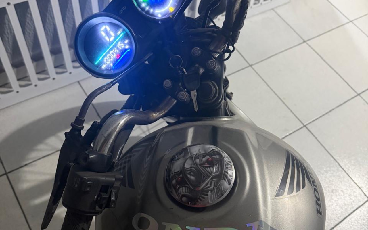 Honda CG 150 FAN ESi/ 150 FAN ESi FLEX  na cor Cinza em São José dos Pinhais / PR - 2118965