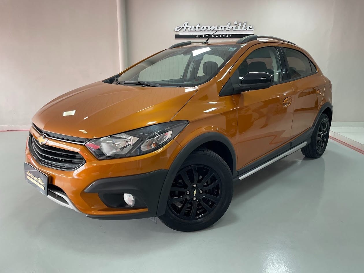 Chevrolet Onix HATCH ACTIV 1.4 8V Flex 5p Mec. na cor Laranja em Curitiba / PR - 21397