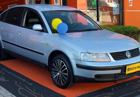 Volkswagen Passat 1.8 Aut. 1999 Prata — foto 1 de 3