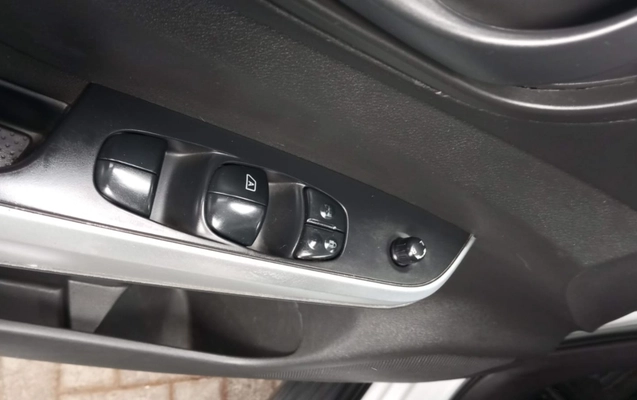 imagem-https://www.socarrao.com.br/sc-vehicle-images-prod/2156974/1781633241973-Nzg3OGQyMDItMzViYi00ZWE3LTk5NTUtMmNmM2YzNDdjYzNmLmpwZw.jpg