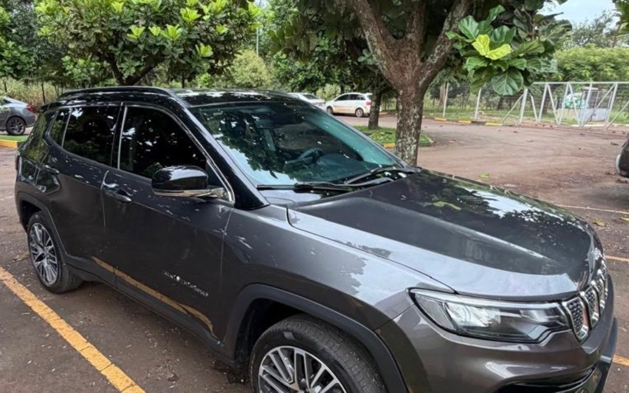 Jeep Compass 2023 Cinza — foto 1 de 3