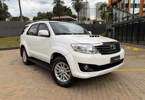Toyota Hilux SW4 2013 Branco — foto 1 de 3