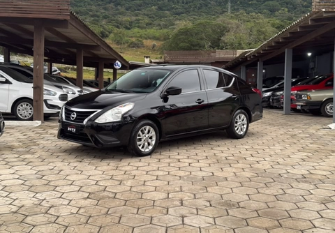 Nissan VERSA 2016 Preto — foto 1 de 3