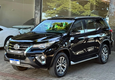 Toyota Hilux SW4 4x4 2.8 Diesel 2017 Preto — foto 1 de 3