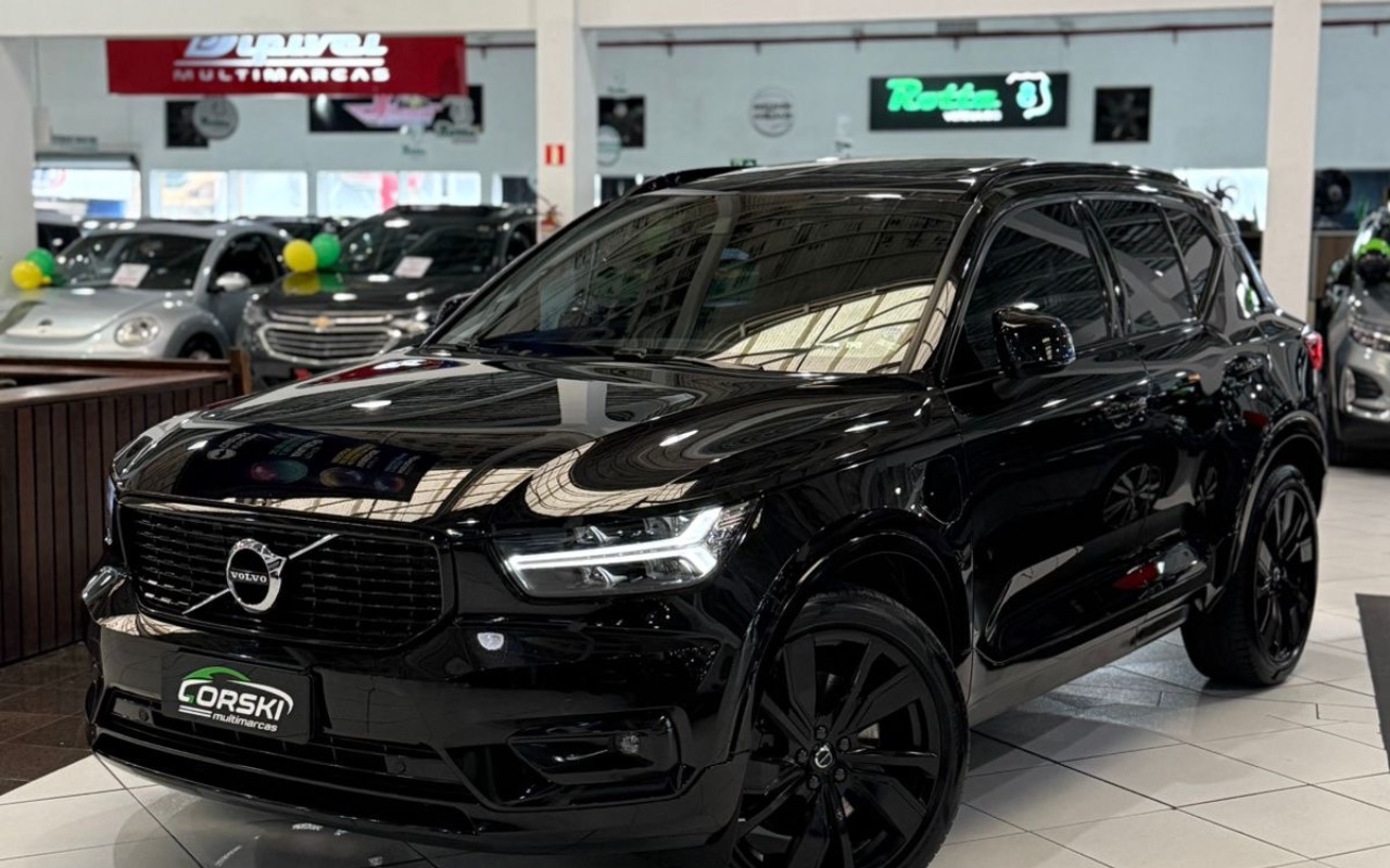 Volvo XC40 2022 Preto — foto 1 de 3