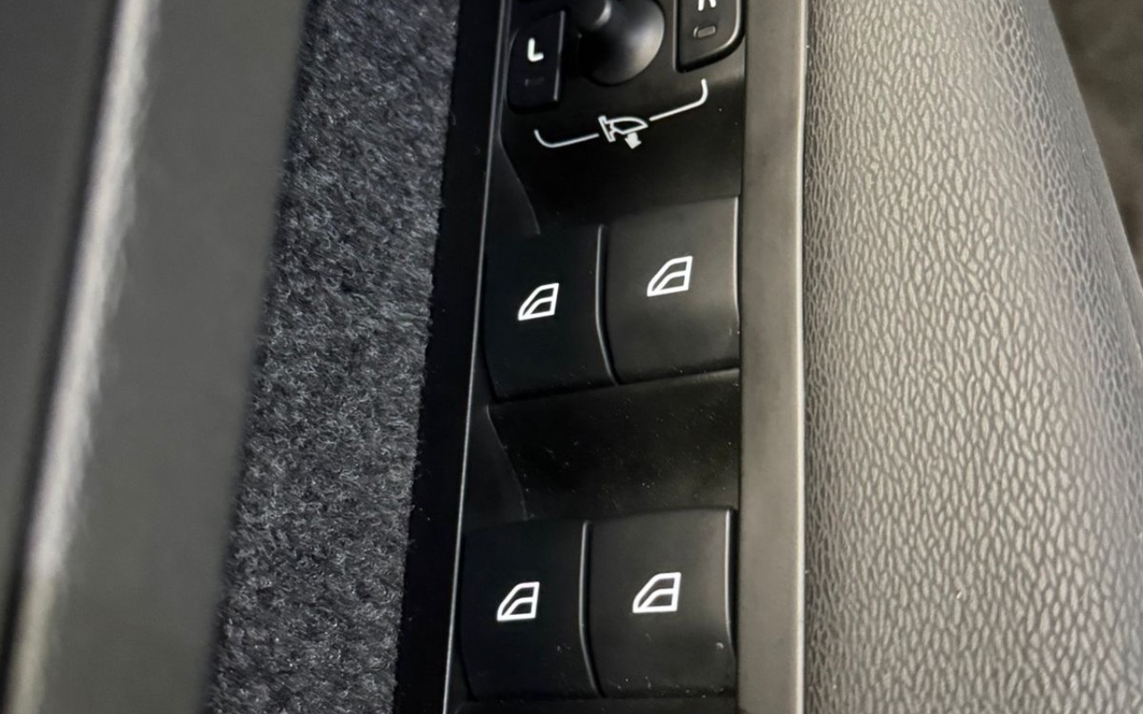 imagem-https://www.socarrao.com.br/sc-vehicle-images-prod/2260562/1782152504592-YzhjMWU2YjItYTEyOC00YzgxLTgzZjUtOWZkZTg3NDFkNmM4LmpwZWc.jpeg