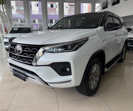 Toyota Hilux SW4 2023 Branco — foto 1 de 3