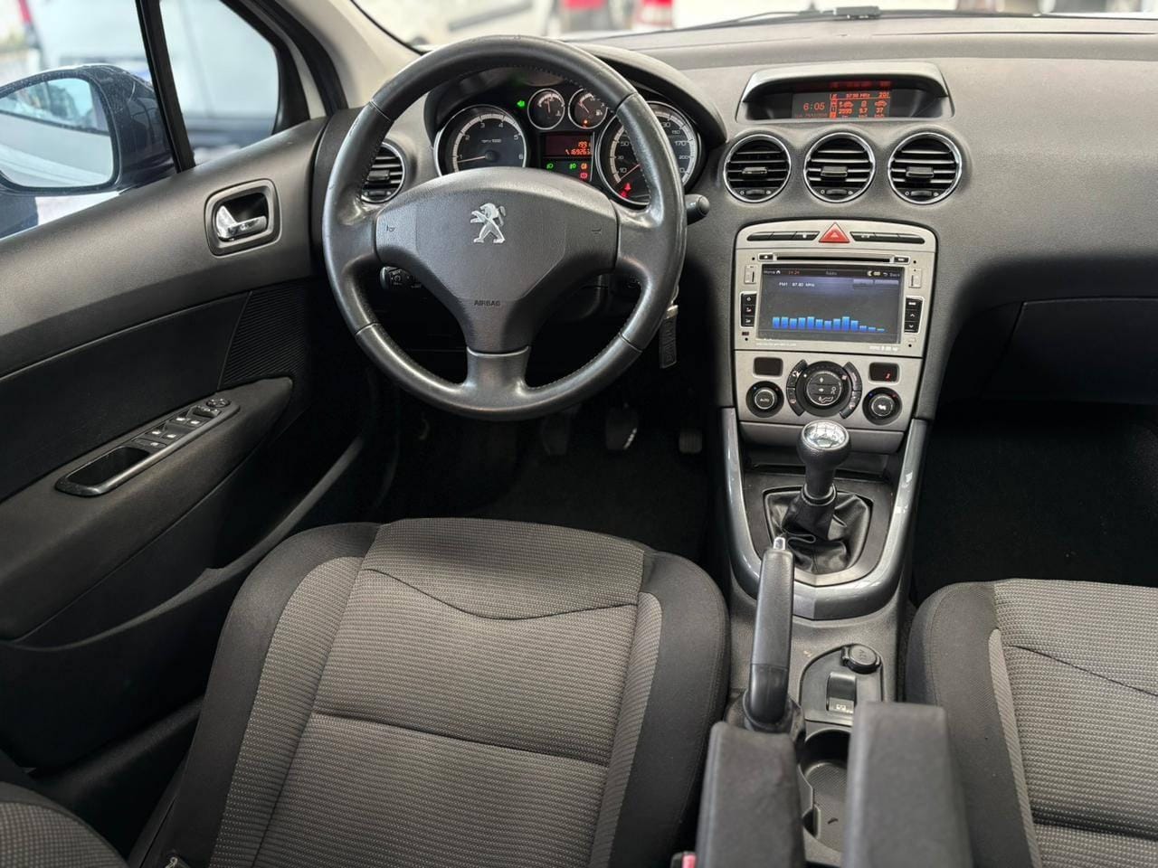 imagem-https://www.socarrao.com.br/sc-vehicle-images-prod/23071/1769988373625-7176437OR_1766169405_0_920.jpg