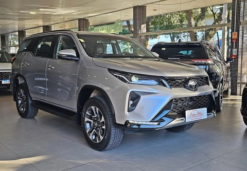 Toyota Hilux SW4 4x4 2.8 Diesel 2025 Prata — foto 1 de 3