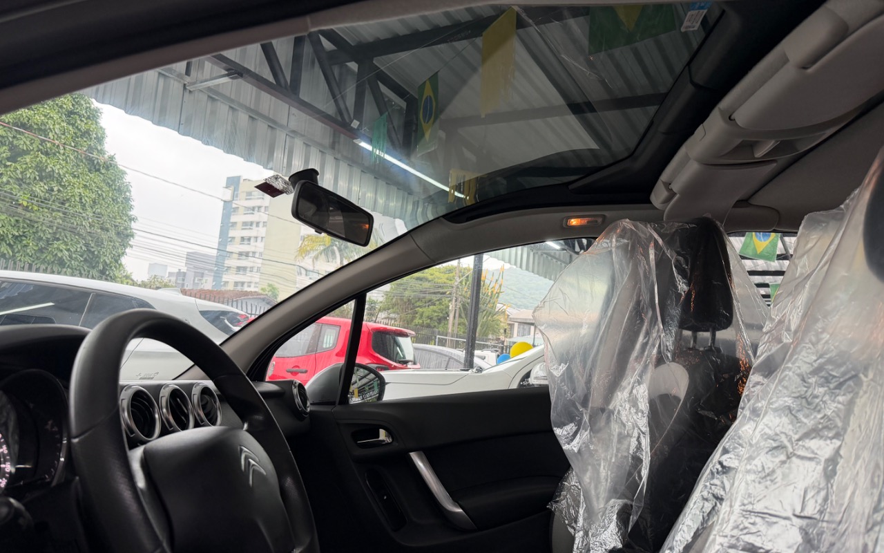 imagem-https://www.socarrao.com.br/sc-vehicle-images-prod/2415562/1783001070853-SU1HXzkzNDQuanBlZw.jpeg