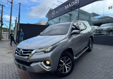 Toyota Hilux SW4 4x4 2.8 Diesel 2017 Prata — foto 1 de 3
