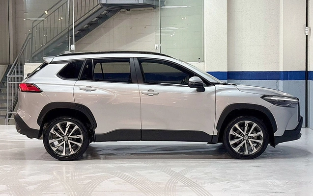 imagem-https://www.socarrao.com.br/sc-vehicle-images-prod/2432656/1783082464624-VE9ZT1RBIENPUk9MTEEgQ1JPU1MgWFJFIC0gMjAyNCAtIFBSQVRBIC0gU0VSM0UzMSAoNykuanBn.jpg