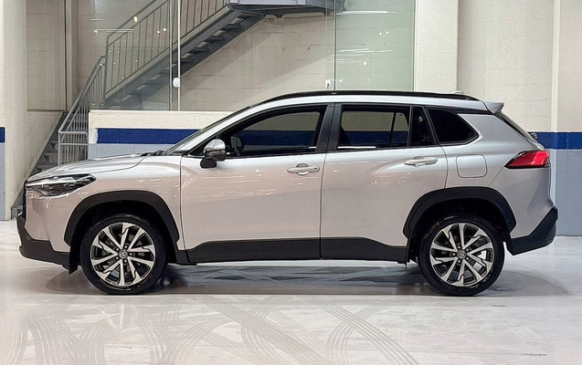 imagem-https://www.socarrao.com.br/sc-vehicle-images-prod/2432656/1783082464704-VE9ZT1RBIENPUk9MTEEgQ1JPU1MgWFJFIC0gMjAyNCAtIFBSQVRBIC0gU0VSM0UzMSAoMykuanBn.jpg