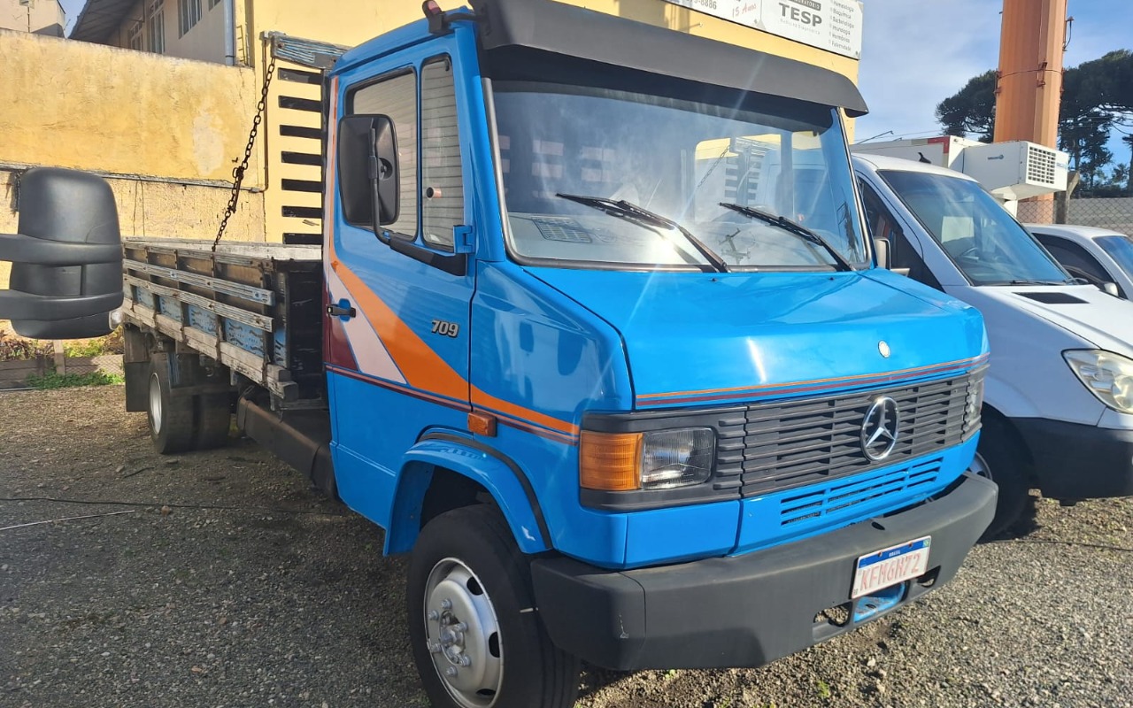 Mercedes-Benz 709 2p (diesel) na cor Azul em Curitiba / PR - 2436579