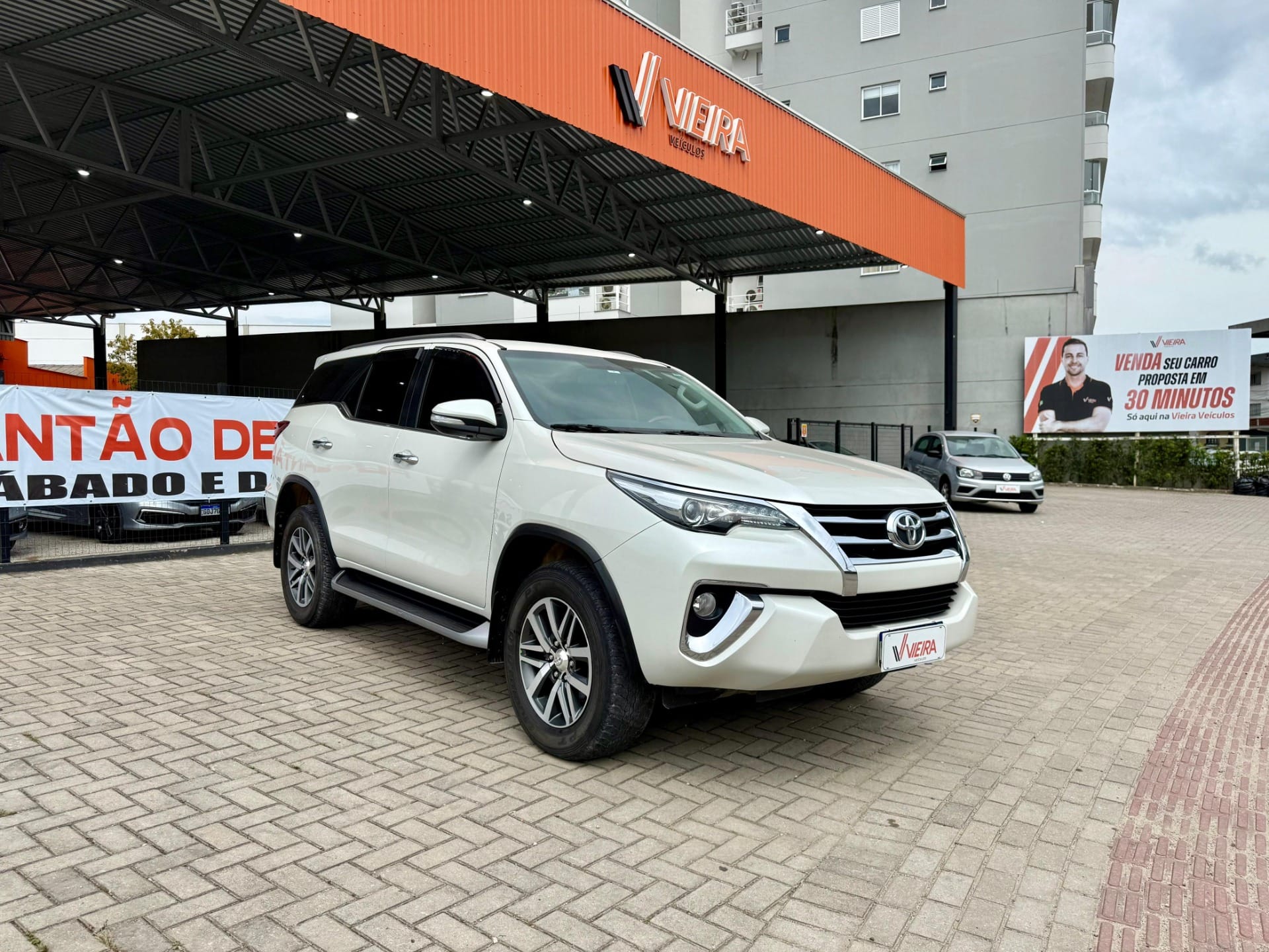 Toyota Hilux SW4 4x4 2.8 Diesel na cor Branco em Brusque / SC - 24521