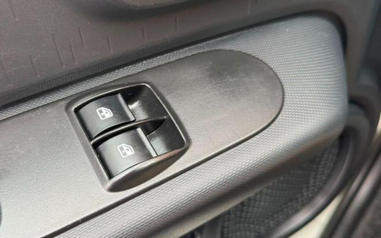 imagem-https://www.socarrao.com.br/sc-vehicle-images-prod/2452696/1783170929066-ODE3MDQ0Nl80X0JfMjQxNjkxNGUzYy5qcGVn.jpeg