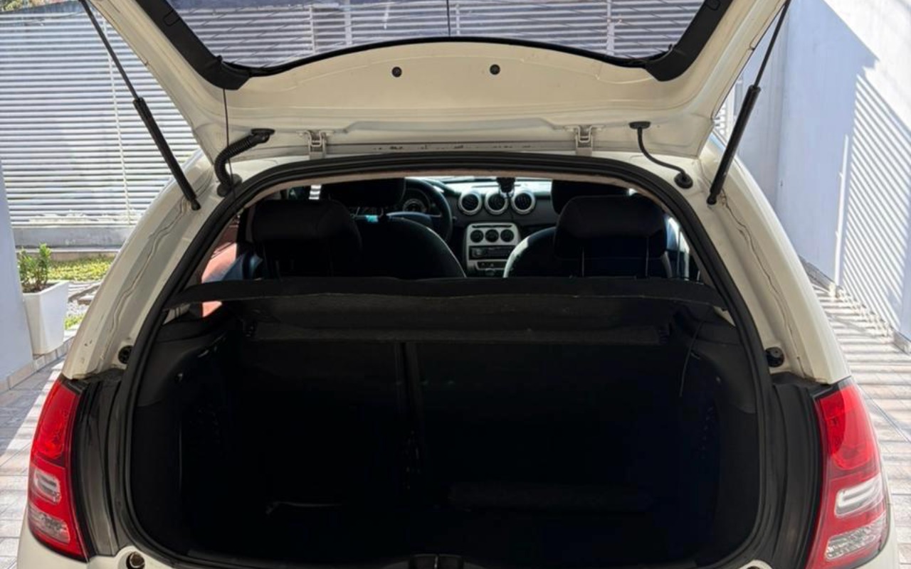 imagem-https://www.socarrao.com.br/sc-vehicle-images-prod/2482233/1786385405792-V2hhdHNBcHAgSW1hZ2UgMjAyNi0wOC0xMCBhdCAxNS4wNC4yMS5qcGVn.jpeg
