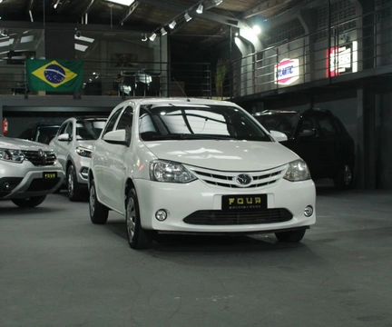 Toyota Etios 2015 Branco — foto 1 de 3