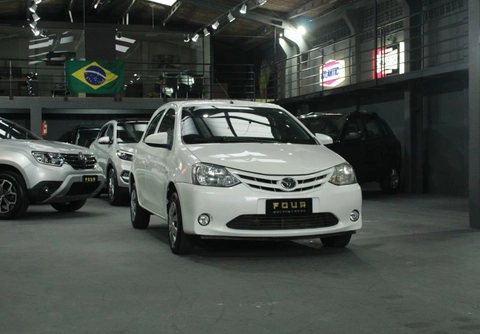 Toyota Etios 2015 Branco — foto 1 de 3