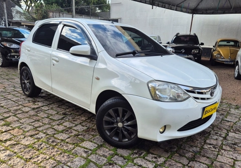 Toyota Etios 2014 Branco — foto 1 de 3