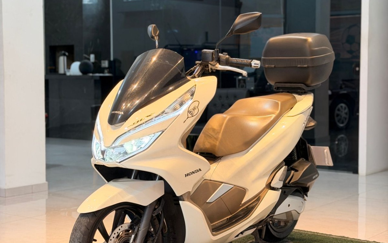 Honda PCX 150/DLX  na cor Branco em Joinville / SC - 2501429