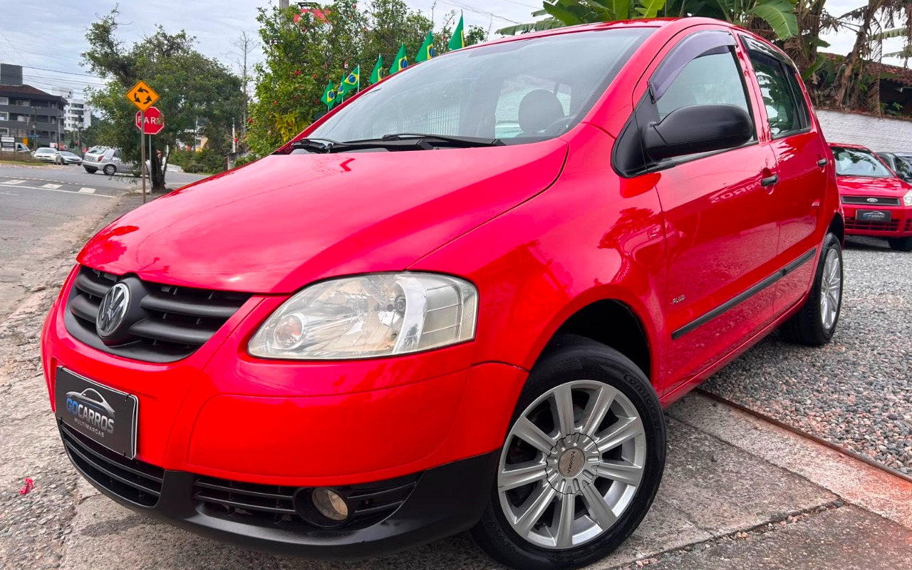 Volkswagen Fox Plus 1.6Mi/ 1.6Mi Total Flex 8V 4p na cor Vermelho em Joinville / SC - 2502770