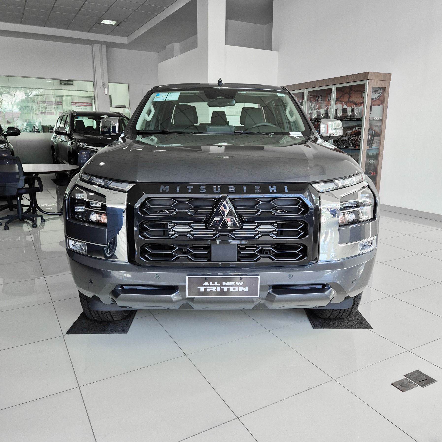 Mitsubishi Triton HPE-S 2.4 CD 4x4 TB Diesel Aut. na cor Cinza em Curitiba / PR - 2616
