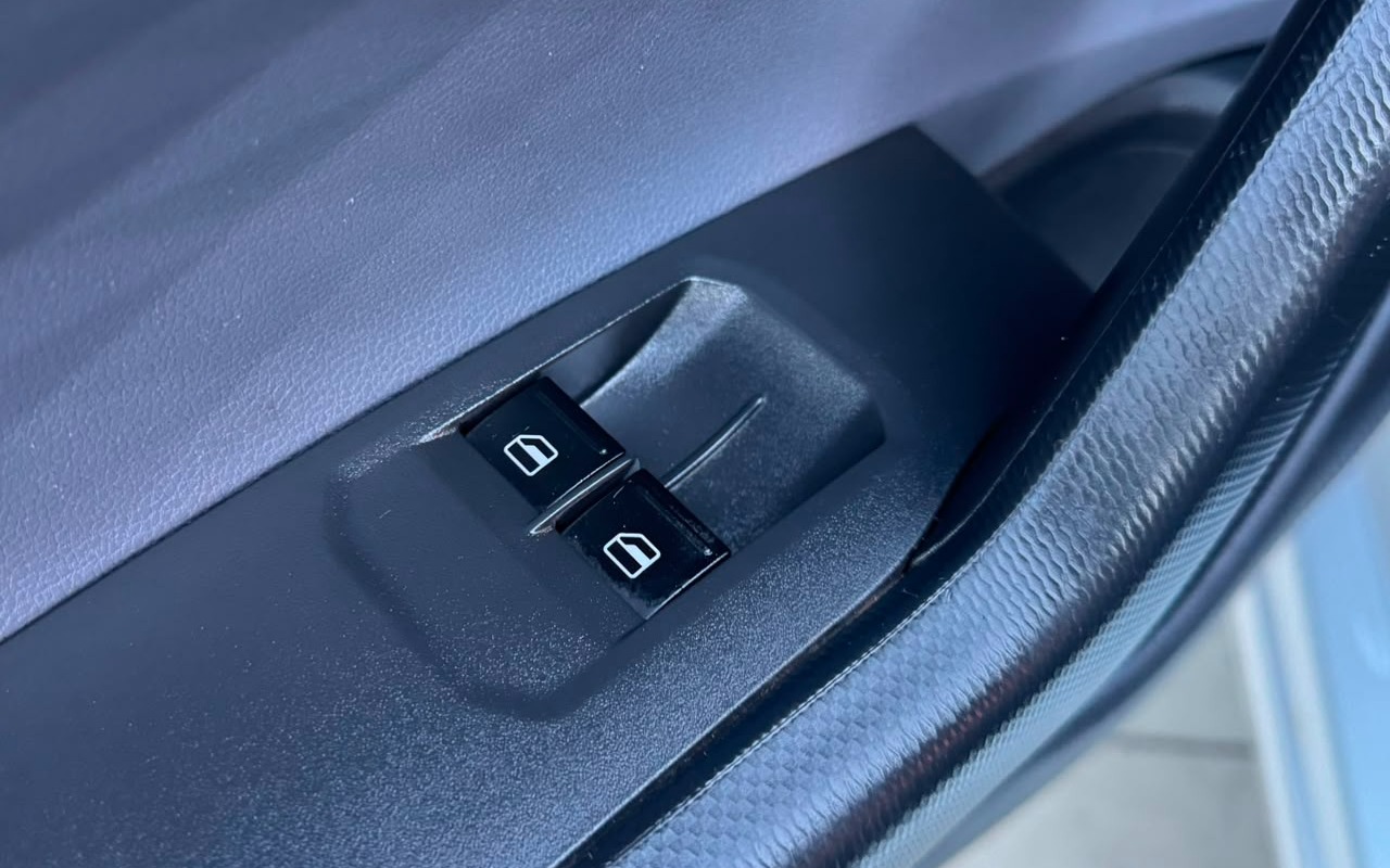imagem-https://www.socarrao.com.br/sc-vehicle-images-prod/2618551/1784030791027-V2hhdHNBcHAgSW1hZ2UgMjAyNi0wNy0xMyBhdCAxNy4yNC41NCAoMSkuanBlZw.jpeg
