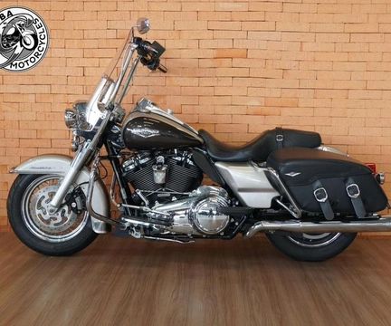 Harley-Davidson ROAD KING CLASSIC FLHRC/ CUSTOM FLHRSI 2018 Prata — foto 1 de 3