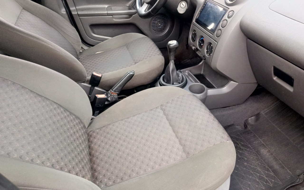 imagem-https://www.socarrao.com.br/sc-vehicle-images-prod/2628813/1784053470935-NmExMTkwNTEtZmUwMy00NWM4LTk2M2EtMjBhYTRkZjIwNTBhLmpwZw.jpg